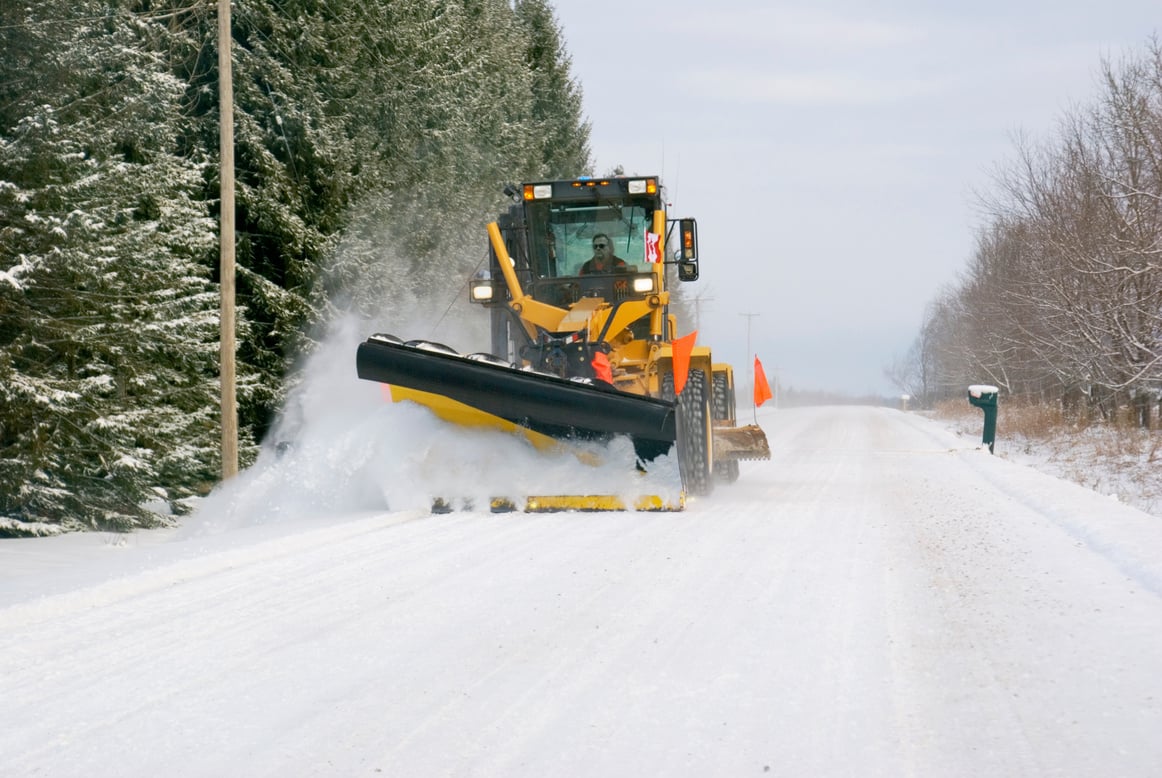 snowplowing grader - centred